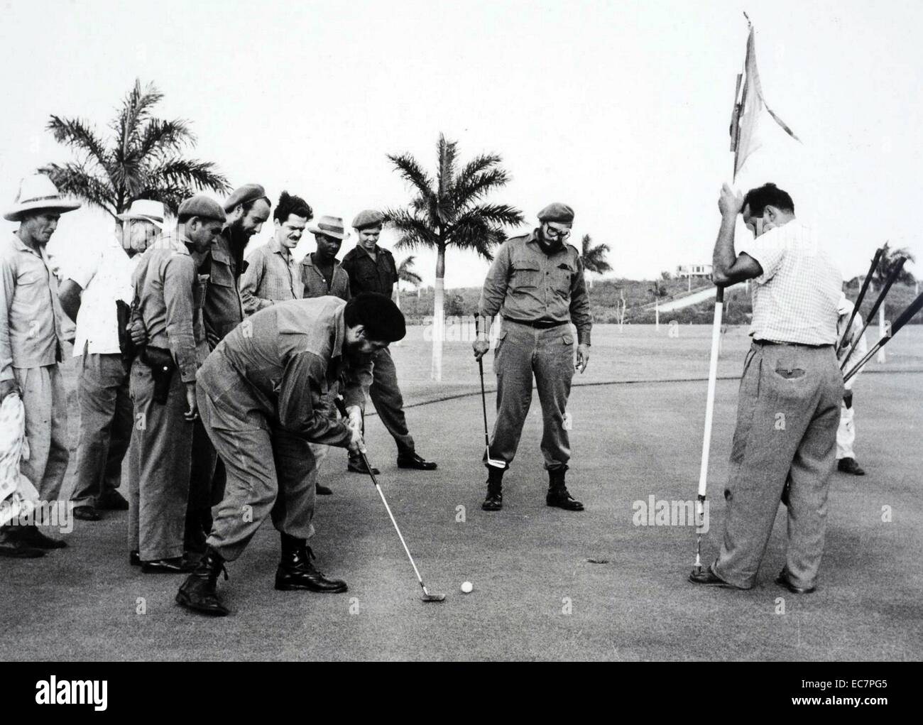 Foto von Che Guevara (1928-1967) und Fidel Castro (1926-) Golf spielen die mock Präsident Dwight D. Eisenhower (1890-1969). Baujahr 1962 Stockfoto