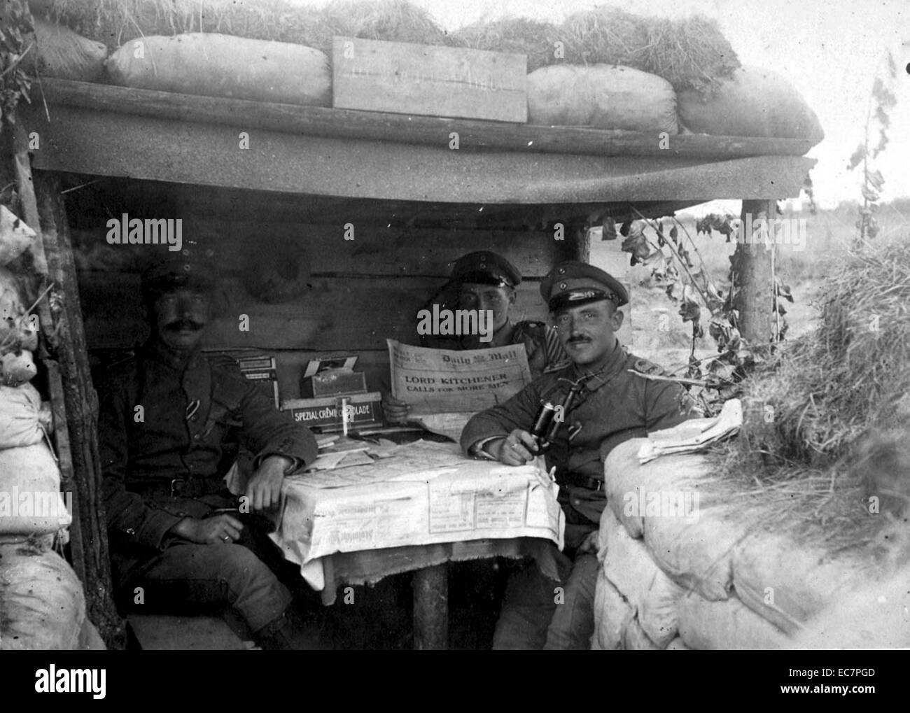 Foto von deutschen Soldaten in einem Graben in der Nähe von Wiltje. Man ist auf der Suche nach einer Ausgabe der Daily Mail Berichterstattung über Lord Kitchener fordern mehr Britischen Rekruten. Vom 1915 Stockfoto