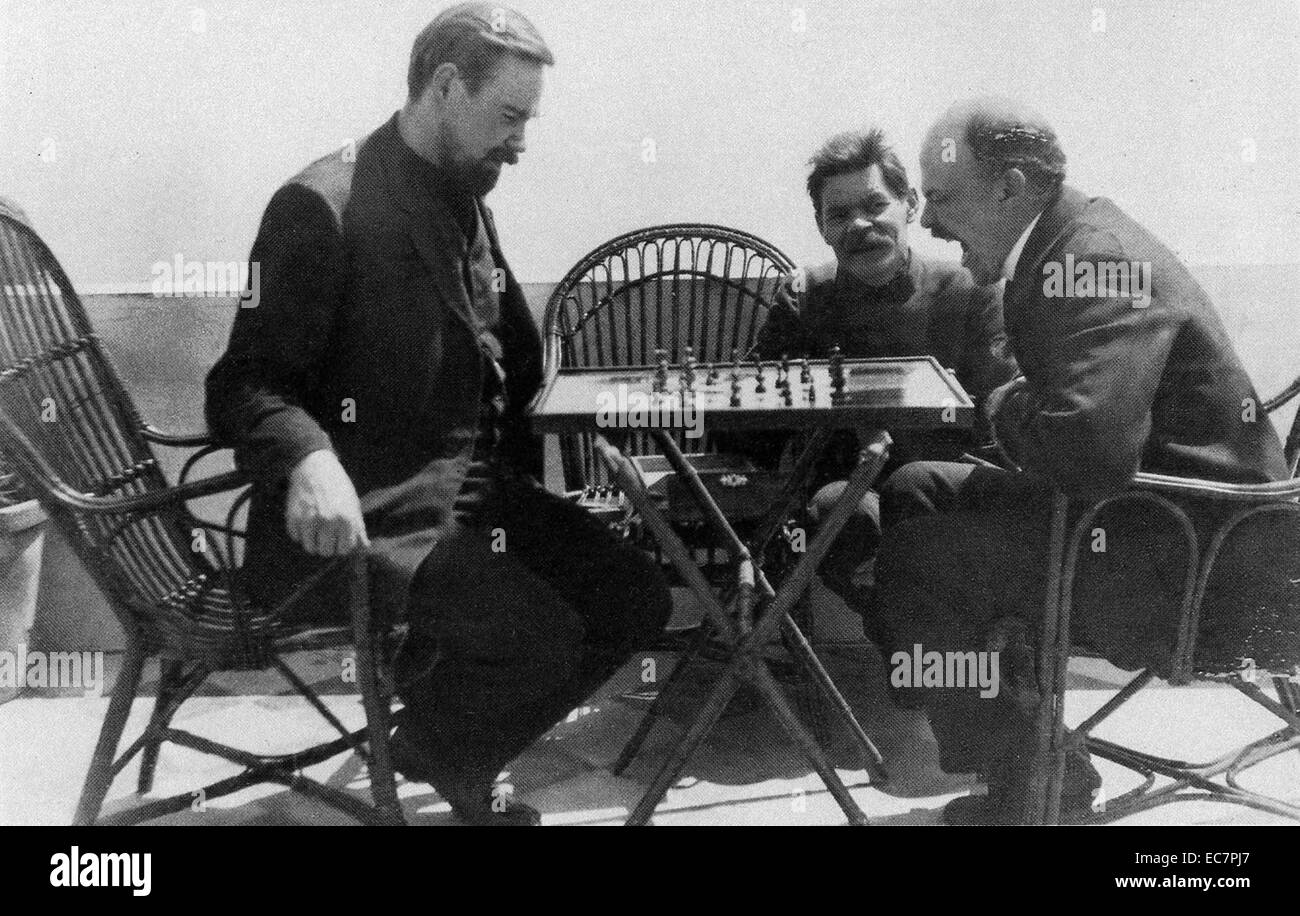 Foto von Wladimir Lenin (1870-1924) und Alexander Bogdanow (1873-1928) Schach spielen bei einem Besuch in Maxim Gorki (1868-1936). Capri Italien. Vom 1908 Stockfoto