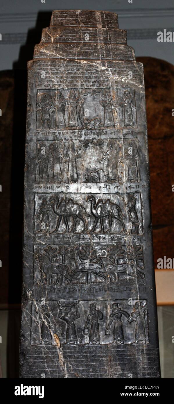 Der schwarze Obelisk von Salmanassar III (858-824 v. Chr.) Assur, ca. 827 v. Chr.. Der Obelisk wurde im Zentrum von Nimrud, kurz vor Salmanassar III. den Tod. Es zeichnet Kampagnen des Königs, Anzeigen Tribut aus allen Richtungen gebracht. Der Stein selbst ist eine feinkörnige Kalkstein schwarz gestreift mit Weiß. Stockfoto
