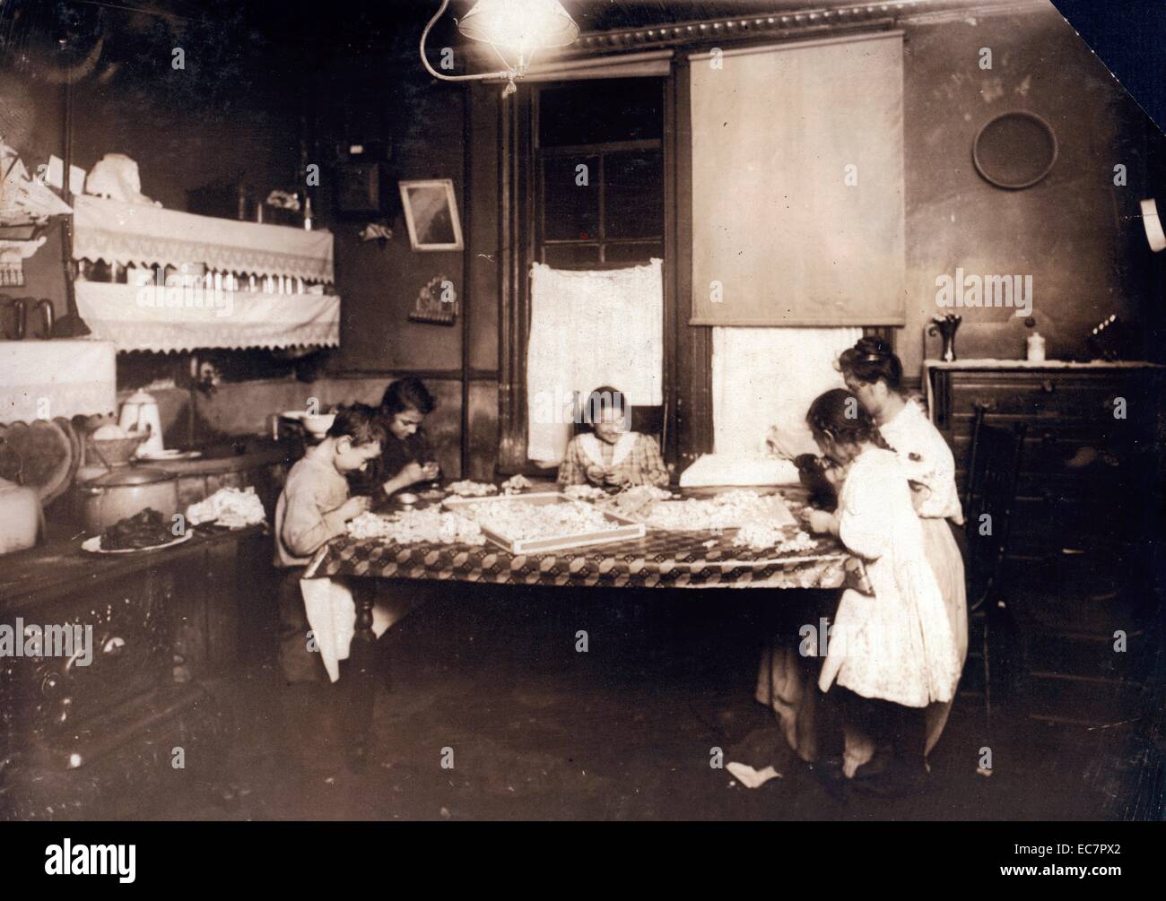 Nacht Szene. 19:30 Uhr Januar 29., 1912. Die Veilchen, und sie arbeiten oft später. Pollinni Familie; 5 Carmine St., NEW YORK, das Leben in einem Mietshaus. Stockfoto