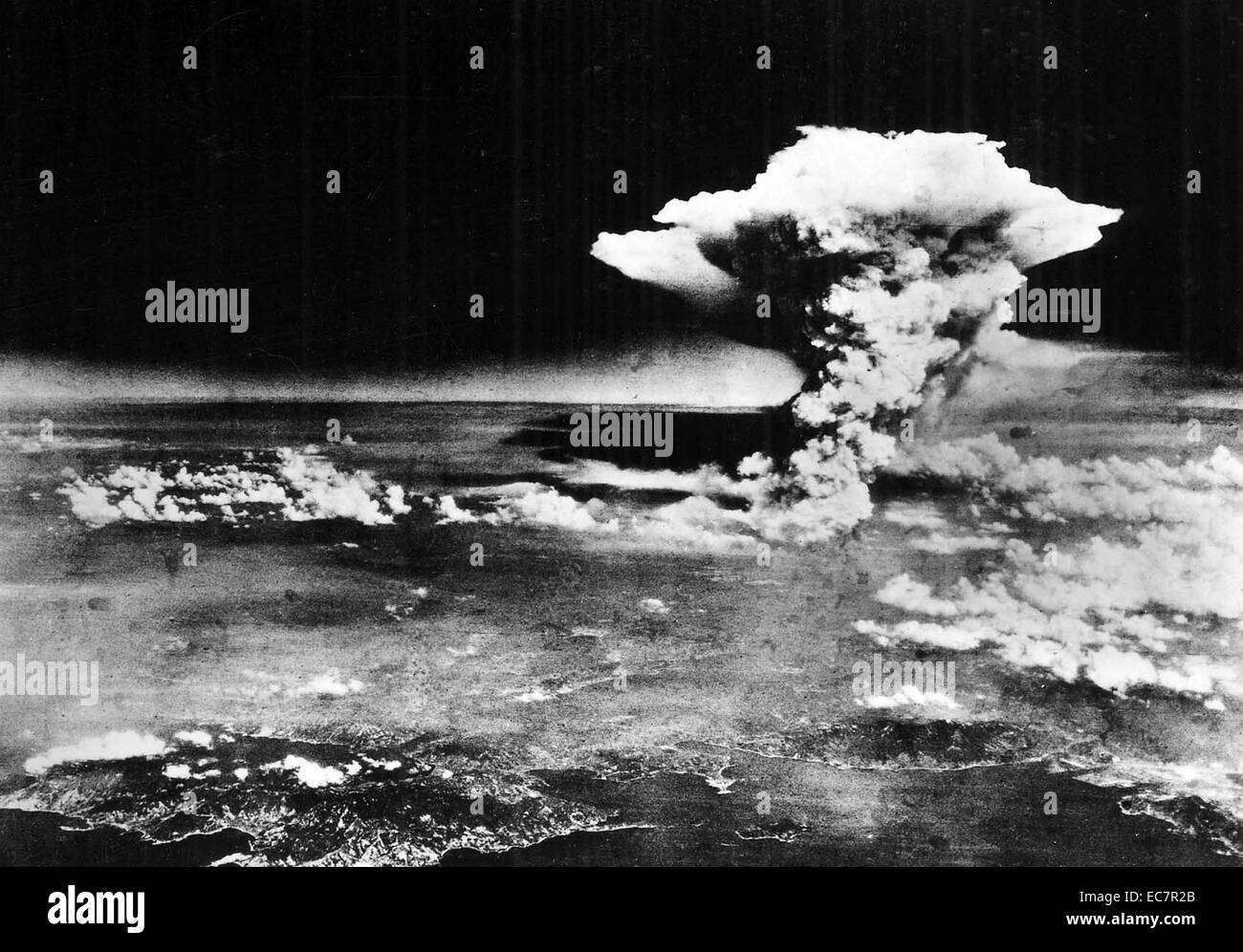 Eine Luftaufnahme von Hiroshima, Japan, kurz nachdem die Atombombe "Little Boy" fallen gelassen wurde. Datiert 1945 Stockfoto