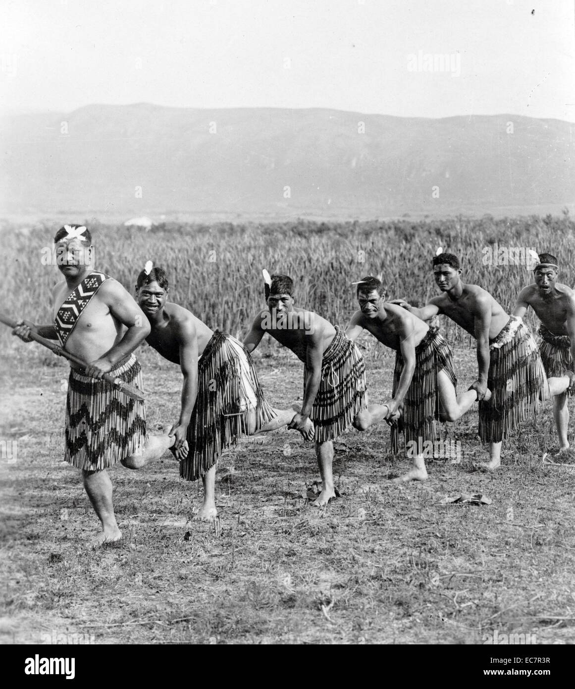 Foto von fünf Māori-Männer in traditioneller Kleidung, die Durchführung der  Haka Tanz. Haka ist ein traditionelles ancestral Schlachtruf, Tanz oder  Herausforderung von den Māori Menschen in Neuseeland. Vom 1900  Stockfotografie - Alamy