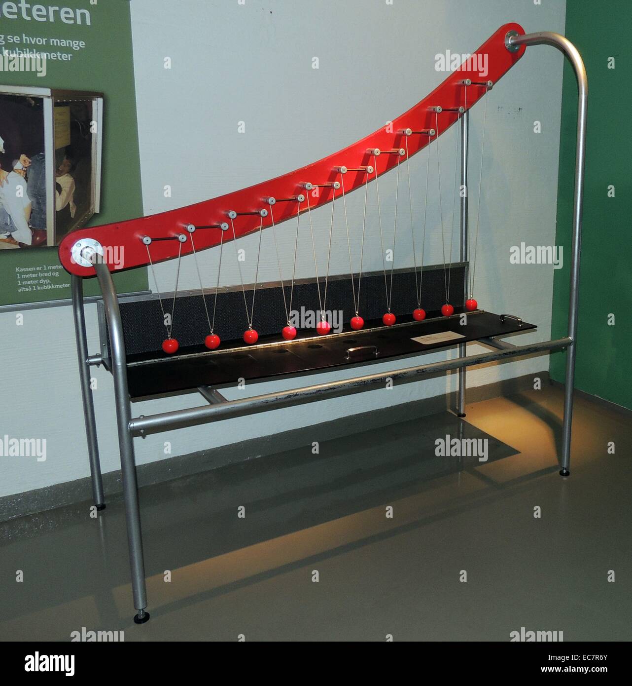 Perpetuum Mobile. Heben und senken Sie den Hebel, um alle Pendel in Bewegung setzen. Je kürzer die Länge des Pendels, die schneller schwingt. Die längste Schaukeln 15mal in 30 Sekunden, die nächsten 16 in 30 Sekunden und so weiter. Dies verursacht ein Pendel gegenüber dem Nachbarn Pendel schwingen nach 15 Sekunden und alle Pendel zusammen zu Schwingen nach 30 Sekunden. Stockfoto