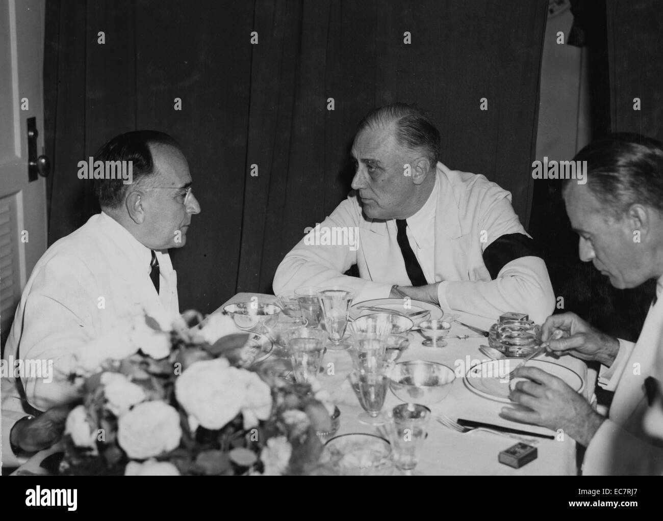 Präsident Getulio Vargas in Brasilien berät sich mit Präsident Roosevelt bei einer Konferenz an Bord eines US-Zerstörer im potengi River Harbour in Natal; während des Zweiten Weltkriegs Stockfoto