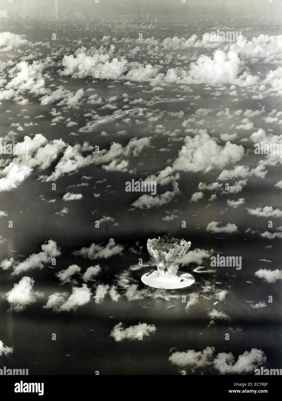 Atompilz mit Schiffen unter während Operation Crossroads Kernwaffen Tests auf Bikini Atoll Stockfoto