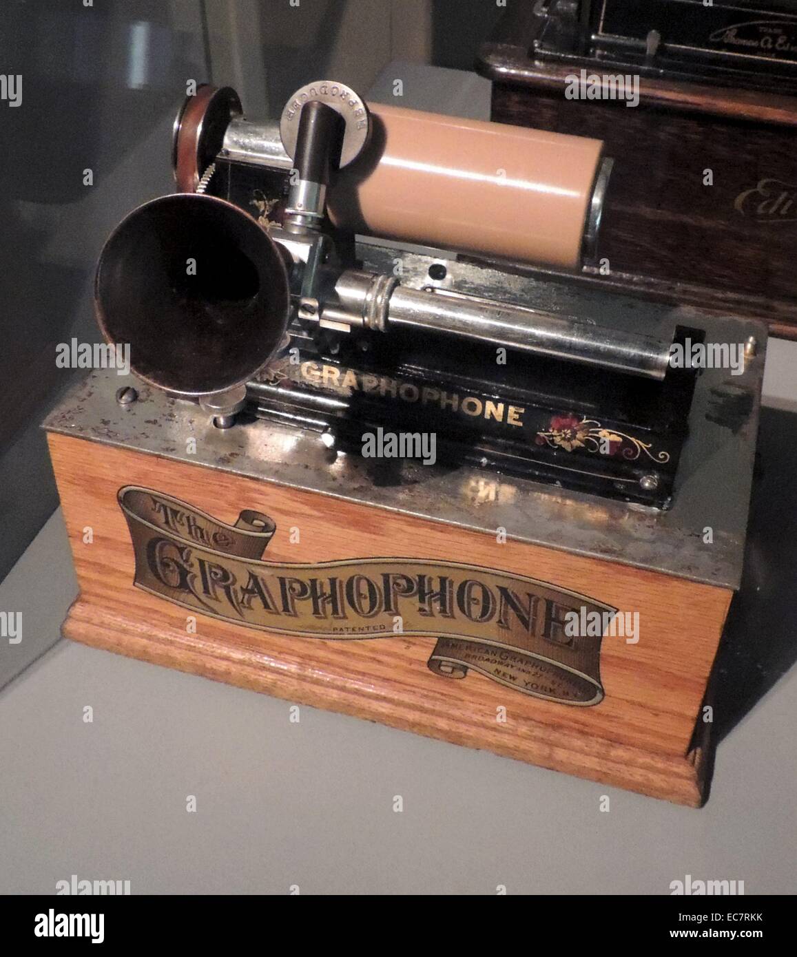 Gramophone für Cinema Sound verwendet. Das grammophon wurde von der Norwegischen Film Pionier und Kino Regisseur Hugo Hermansen besaß. Schallplattenwiedergabegeräte wurden in den frühesten Kinos verwendet Stummfilm zu begleiten. Emile Berliner, ein deutscher Einwanderer in den USA konkurriert mit Edison auf mehrere Erfindungen. Er verwendete flache Scheiben anstelle von Zylindern, die einen Vorteil in der Massenfertigung von Aufnahmen war. Stockfoto