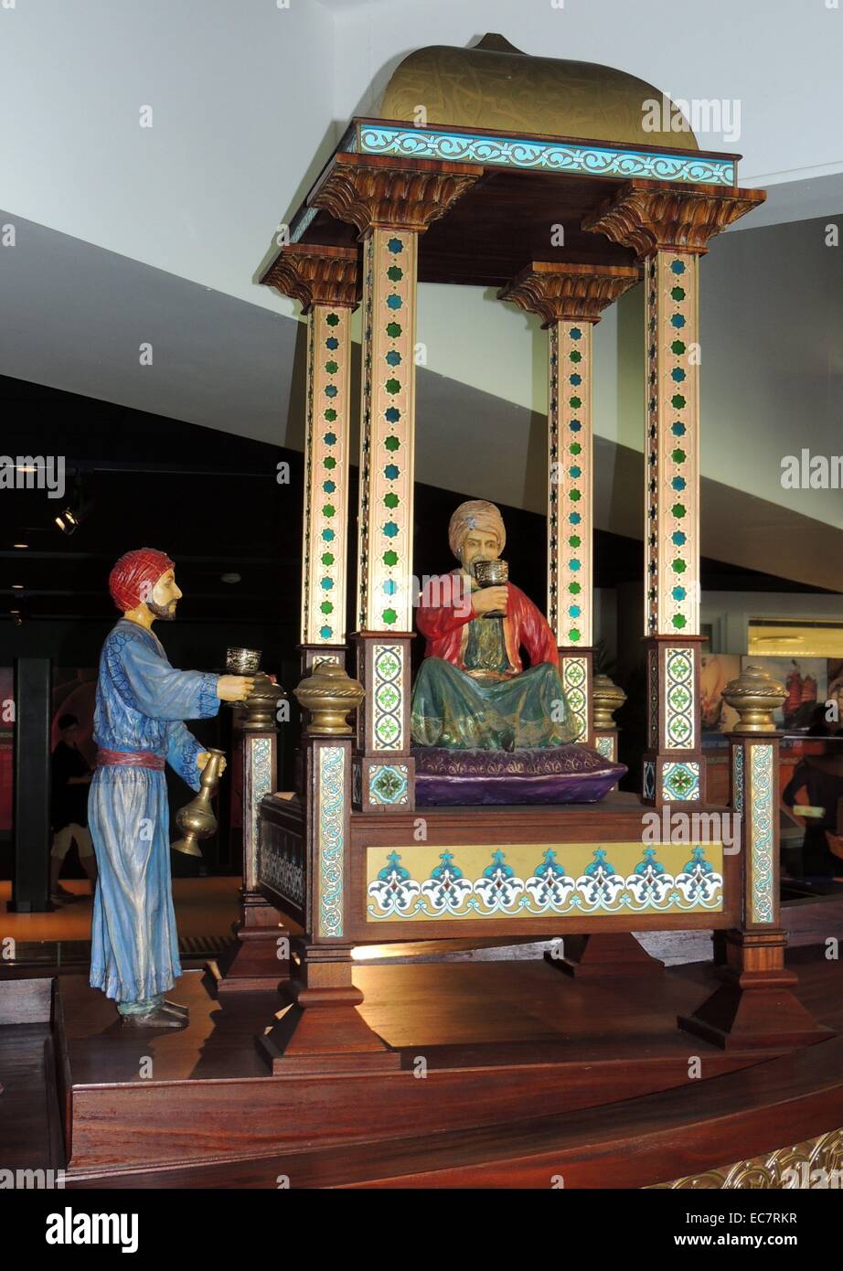 Al Jazari war einer der ersten Ingenieure, nach den Banu Musa Brüder und Al-muradi, zu entdecken, dass die Maschinen eine Unabhängigkeit erreichen können, und 'Intelligenz' der eigenen. Während das 'intellgence' dieser Maschinen wird immer auf die der Menschen minderwertig sein, Maschinen haben den Vorteil, dass Sie sich wiederholende Aufgaben über einen längeren Zeitraum mit großer Effizienz durchführen können. Von al konstruierten Maschinen - Jazari gehören 'Castle Uhr', 'Robotic Mann', 'Musical Boot' und 'Elephant Water Clock". Stockfoto