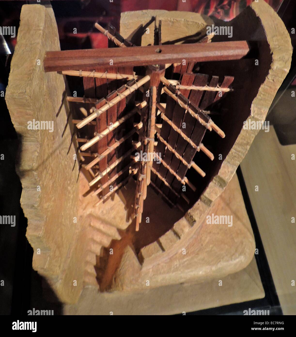 Der König, Salih al-Fath Mahmud, Al-Jazari gebeten, ihm eine Uhr von stattlichen Design und eignet sich für Reisen oder für ständiger Wohnsitz zu machen. Al-Jazari machte eine bemerkenswerte bestehend aus einem Becher mit Wasser stehend auf einem hohlen Basis gefüllt und mit einer flachen Platte abgedeckt. Stockfoto