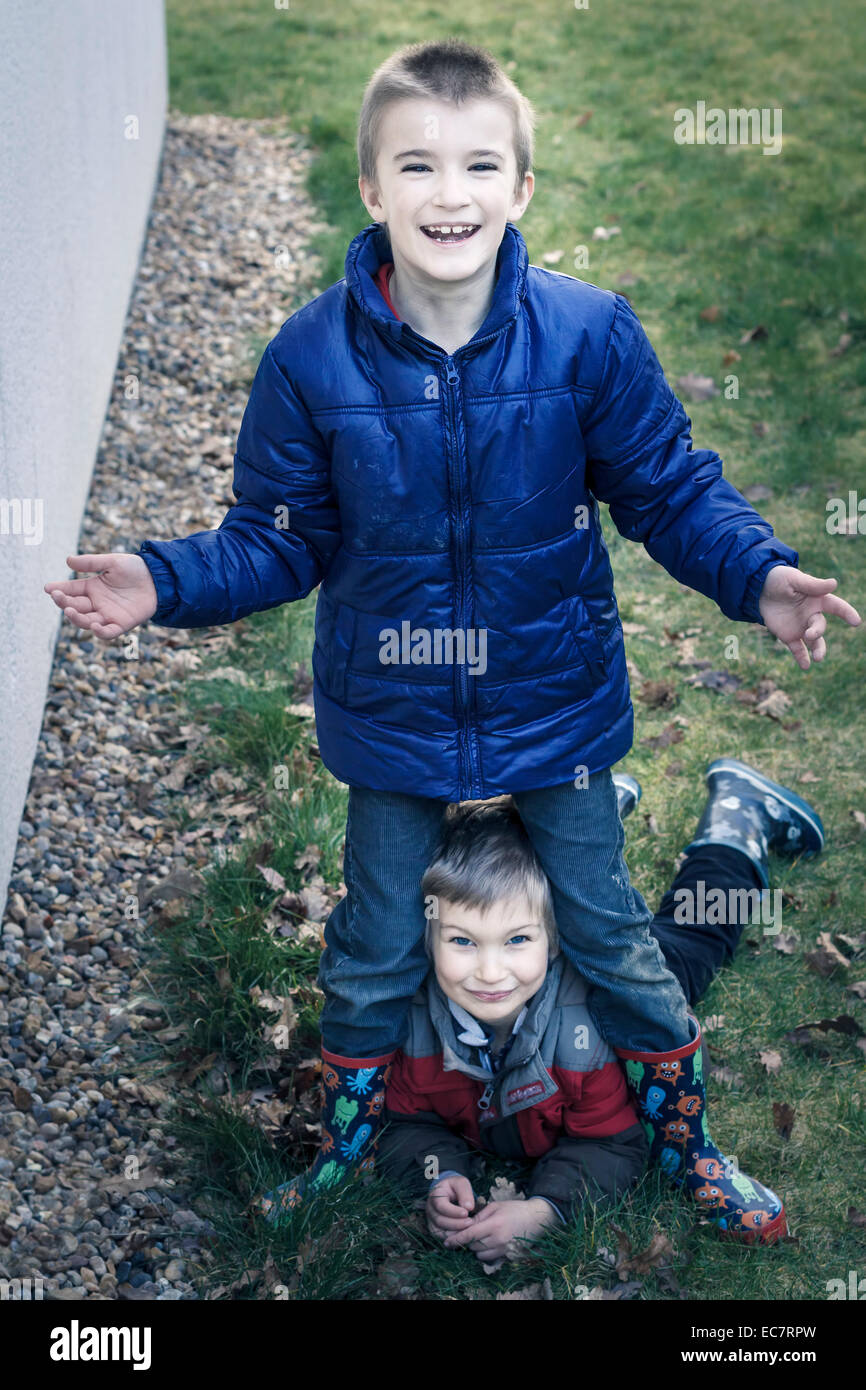 blonde jungen Brüder (6 und 8 Jahre) spielen im freien Stockfoto