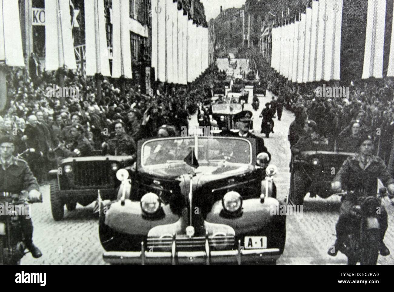 König Haakon von Norwegen Rückkehr in die Heimat nach der Befreiung von Norwegen nach dem zweiten Weltkrieg Stockfoto