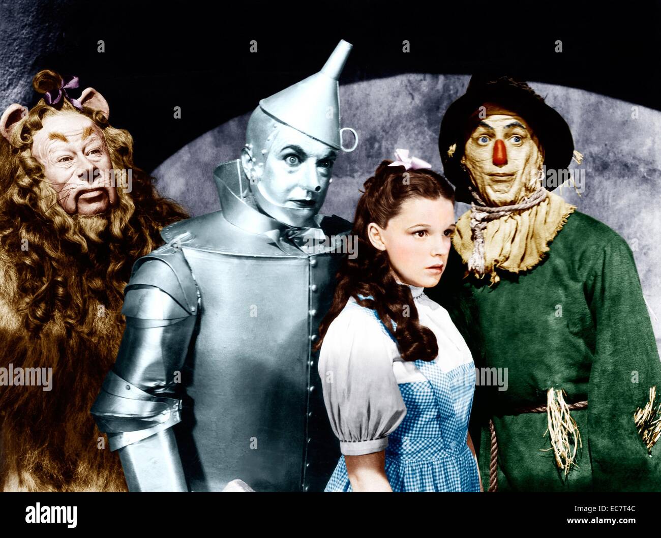 Der Zauberer von Oz ist eine 1939 amerikanische Fantasy Musical Film produziert von Metro-Goldwyn-Mayer und auf dem 1900 Roman Der Zauberer von Oz von L. Frank Braum. Starring Judy Garland, Ray Bolger es kennzeichnete, was die Verwendung von Make-up und spezielle Effekte in einem Film zu dieser Zeit sein könnte. Es war kein Kassenschlager zunächst in Bezug auf das Ergebnis, aber in den folgenden Jahren mehr als wettgemacht. Stockfoto