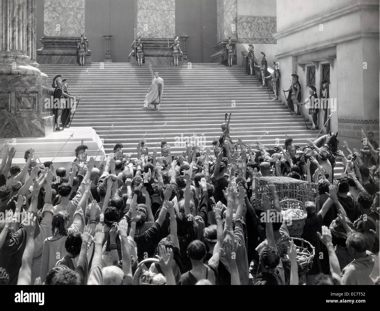 Cleopatra ist ein 1934 Epic Film unter der Regie von Cecil B DeMille, erzählt die Geschichte von Kleopatra VII. von Ägypten. Claudette Colbert Sterne als Cleopatra, Warren William wie Julius Caesar, und Henry Wilcoxon als Marc Antony. Stockfoto