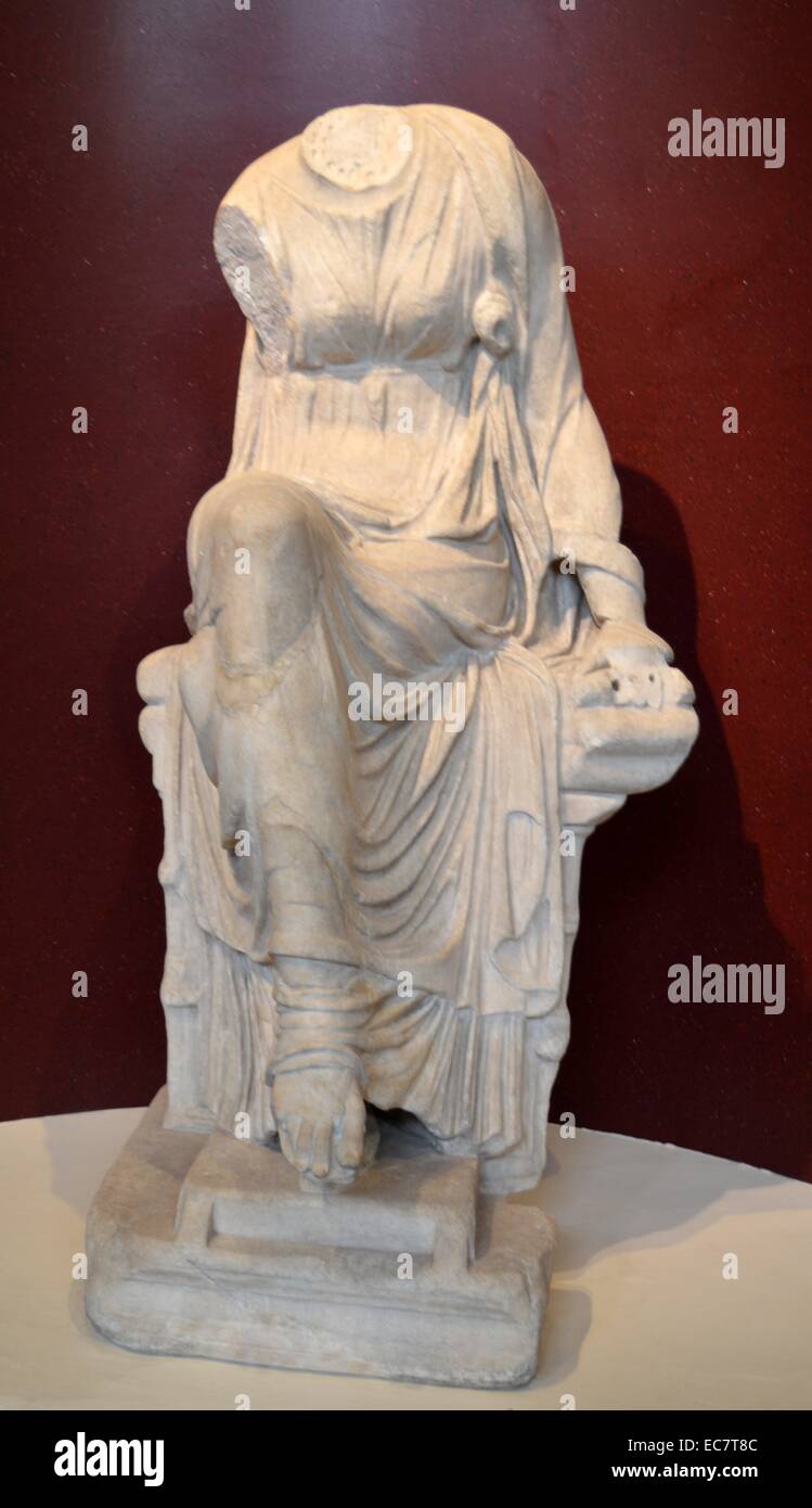 Marmorstatue einer sitzende Muse. Dies ist Clio, die Muse der Geschichte, der eine Schriftrolle in der linken Hand hält.  Roman, 1-200 n. Chr.. Stockfoto