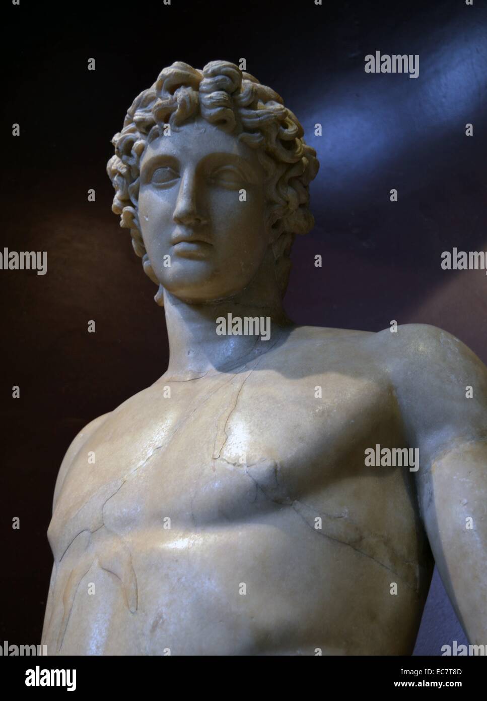 Marmor statue des Apollo. Mit einem Bogen in der linken Hand und ein Pfeil in der rechten wiederhergestellt. Der Kopf ist vermutlich alten Obwohl ursprünglich nicht in den Körper gehören. Roman, um AD 150-200. Stockfoto