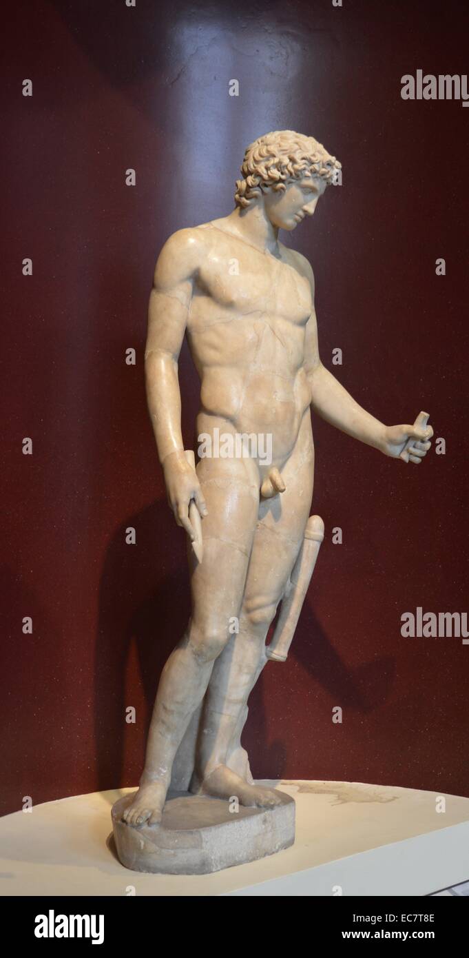 Marmor statue des Apollo. Mit einem Bogen in der linken Hand und ein Pfeil in der rechten wiederhergestellt. Der Kopf ist vermutlich alten Obwohl ursprünglich nicht in den Körper gehören. Roman, um AD 150-200. Stockfoto