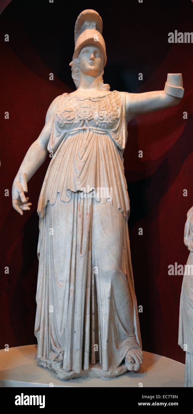 Kolossalen Marmorstatue der Athene. Der Kopf und Helm der Göttin sind Restaurationen wahrscheinlich von Guelph im Jahre 1330, der auch ein Schild und Speer hinzugefügt; Reste von kann durch den linken Ellenbogen und das rechte Handgelenk gesehen werden. Roman, um AD 50-300 Stockfoto