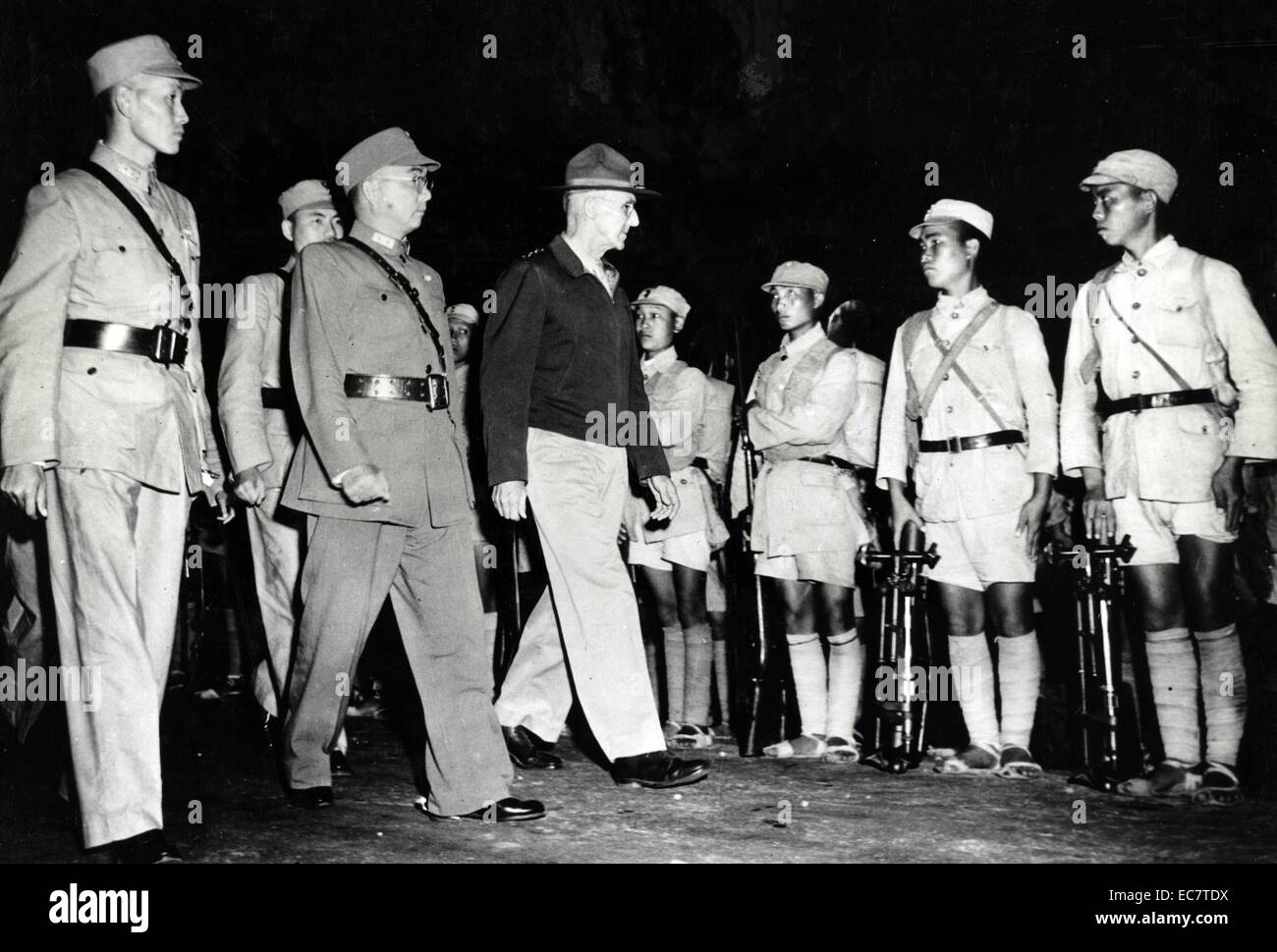 Lieutenant General Joseph W. Stilwell Inspektion chinesische Truppen in Indien, auf seiner rechten durch General Sun Li Zen und Lo begleitet. Das ehemalige ist der kommandierende General und Letztere stellvertretender Stabschef der Chinesischen Expeditionskorps. 1942. Stockfoto
