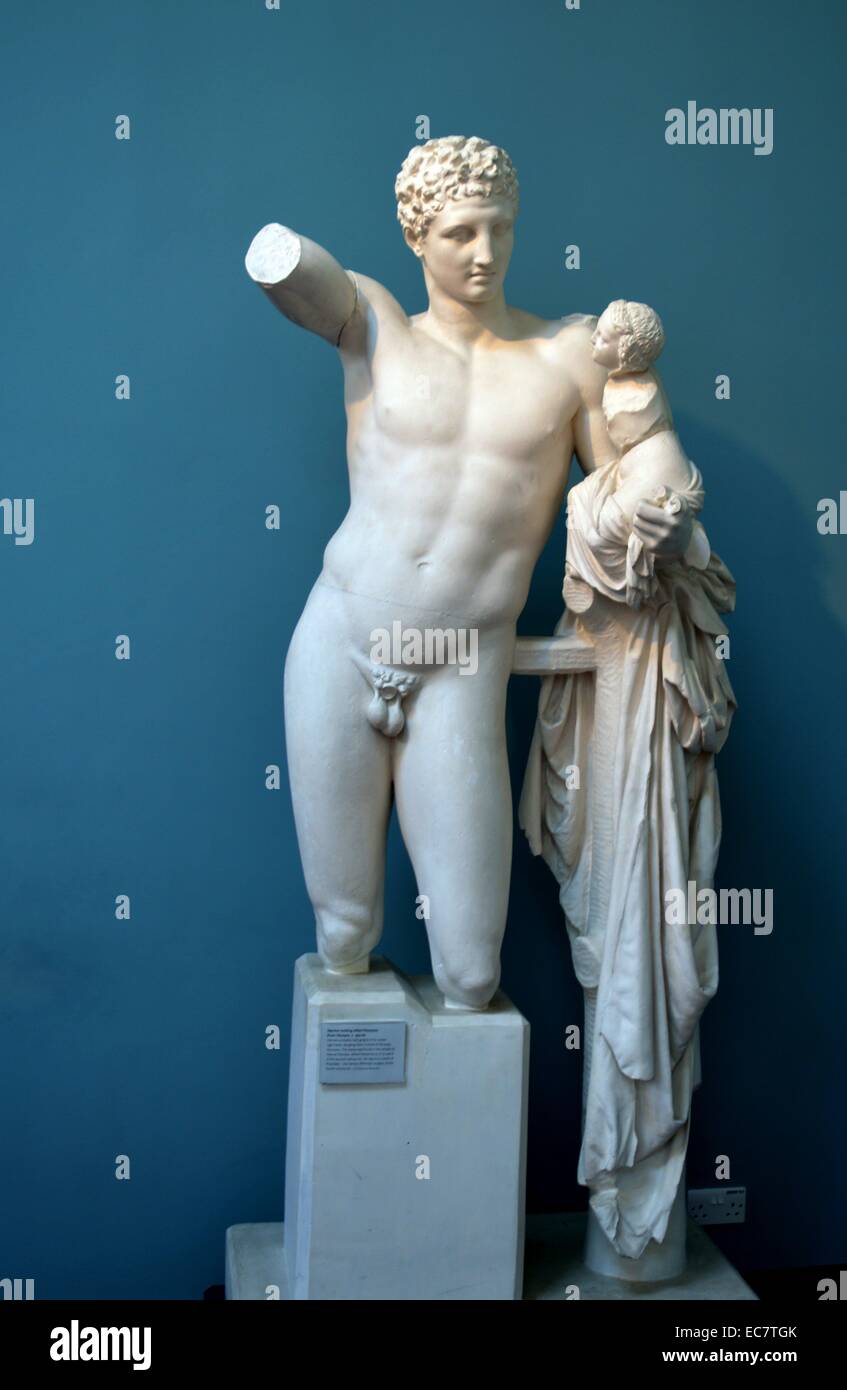 Hermes mit Dionysos Kind. Von Olympia, c 340 v. Chr.. Hermes wahrscheinlich gehalten Trauben in seiner rechten Hand, vor dem Baby Dionysos dangling. Die Statue wurde im Tempel der Hera gefunden, bei Olympia, wo Pausanias im 2. Jahrhundert nach Christus sah. Er sagte, es ist eine Arbeit des Praxiteles, berühmte athenische Bildhauer aus dem 4. Jahrhundert v. Chr. Stockfoto