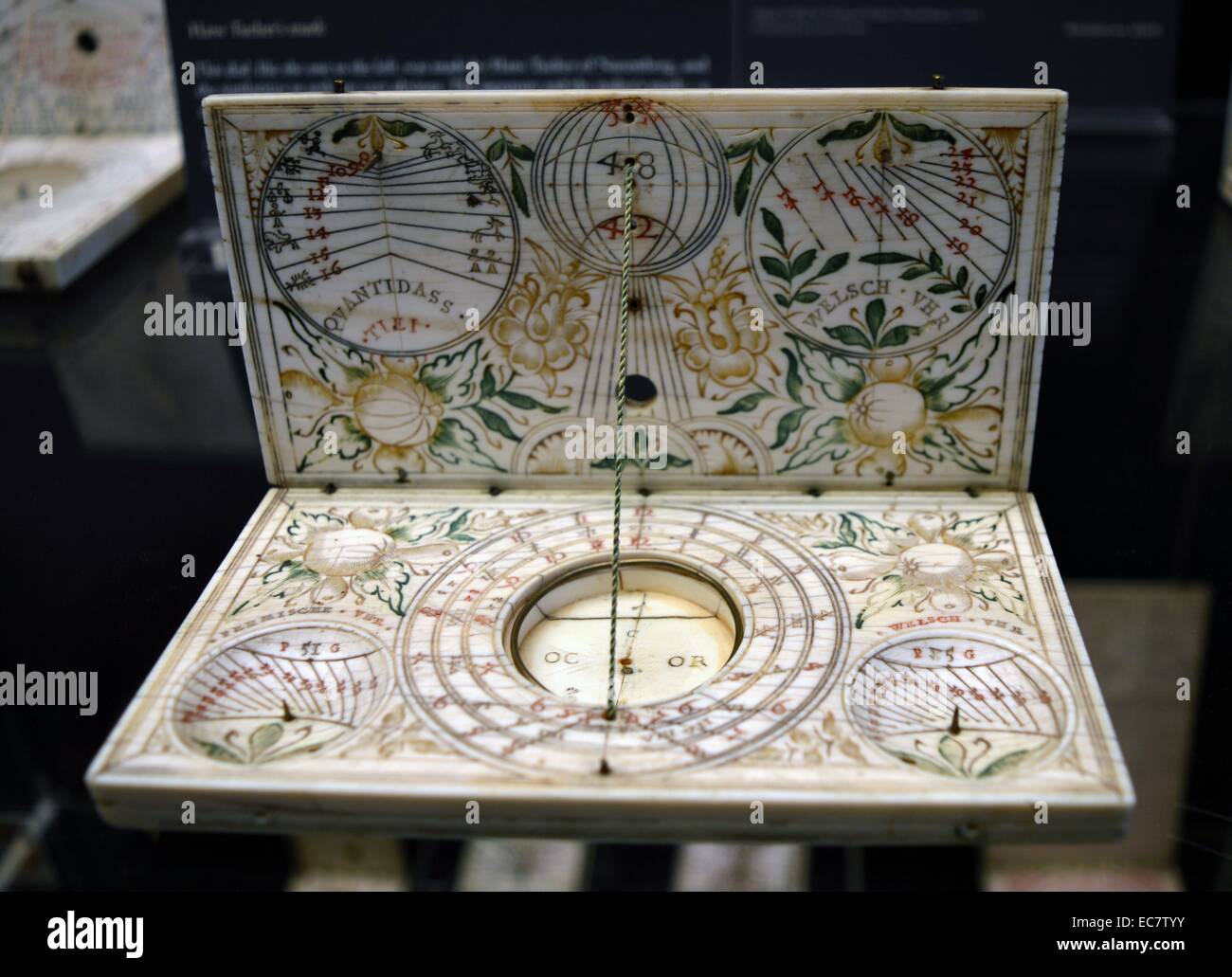 Zifferblatt mit ungewöhnliche Dekoration.  Eine Zifferblatt für die Gravur von zwei Türken auf der äußeren Oberfläche der beiden Blätter. Stockfoto