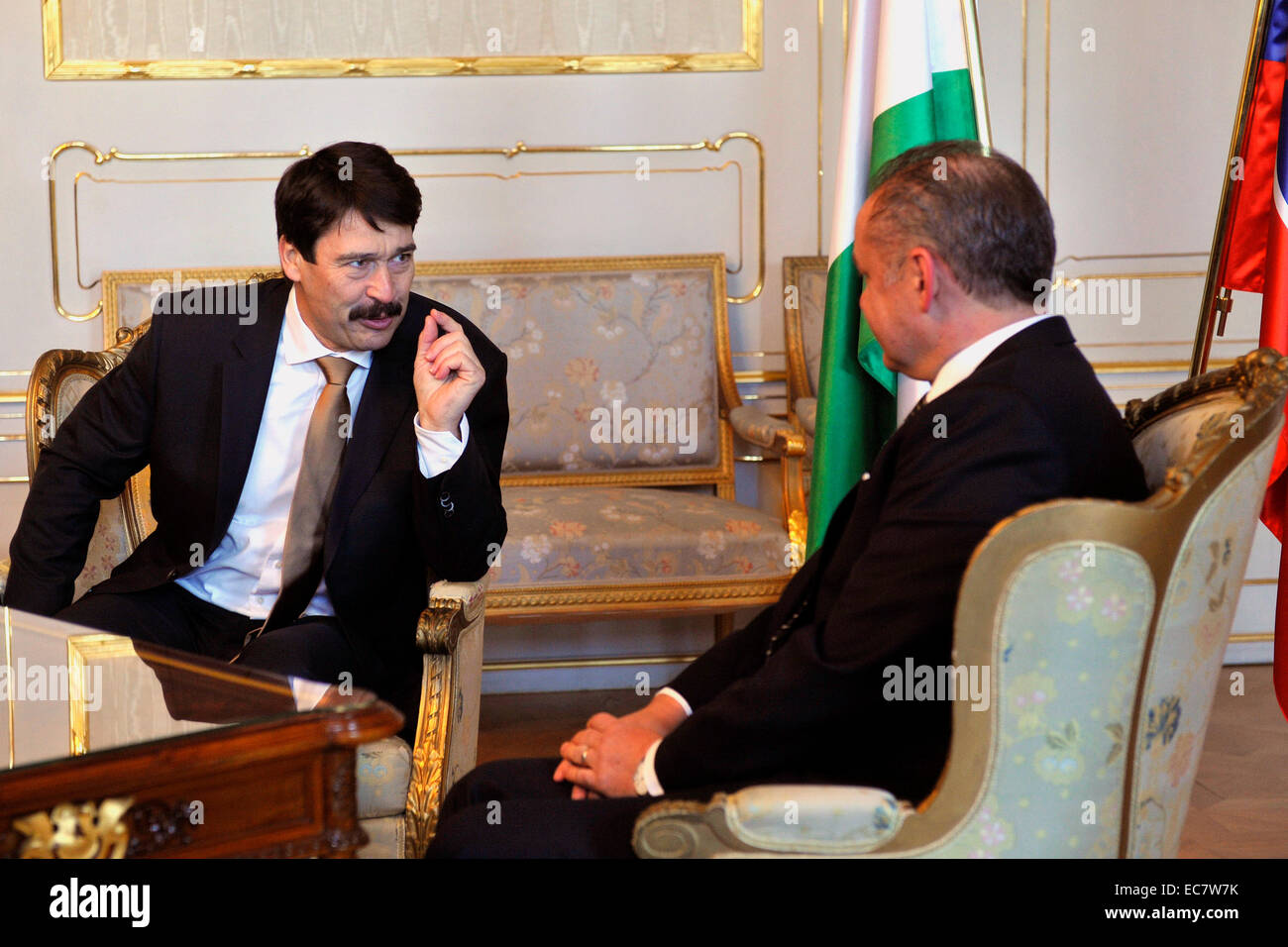 Ungarischen Staatspräsidenten Janos Ader (links) Gespräche mit slowakische Präsident Andrej Kiska (rechts) im Präsidentenpalast bei seinem offiziellen Besuchen Sie Bratislava, Slowakei, am 10. Dezember 2014. (CTK Foto/Jan Koller) Stockfoto