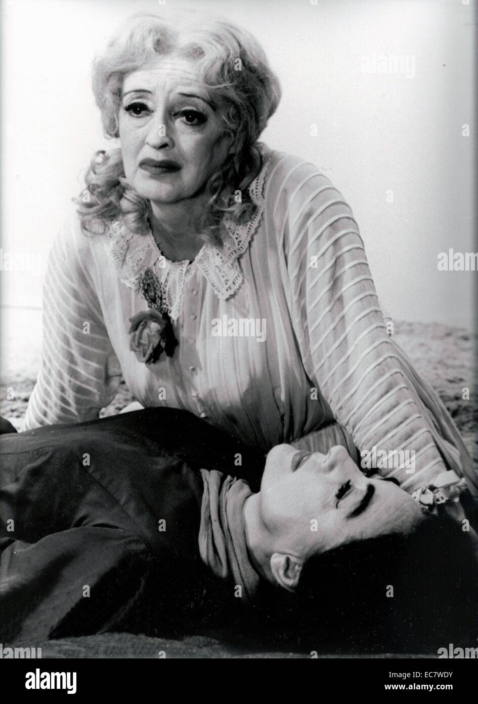 Was geschah überhaupt Baby Jane? Ist ein 1962 American Psychological Thriller Film produziert und von Robert Aldrich Regie, in den Hauptrollen Bette Davis, Joan Crawford. Der Film basiert auf der 1960 gleichnamigen Roman von Henry Farrell. Stockfoto