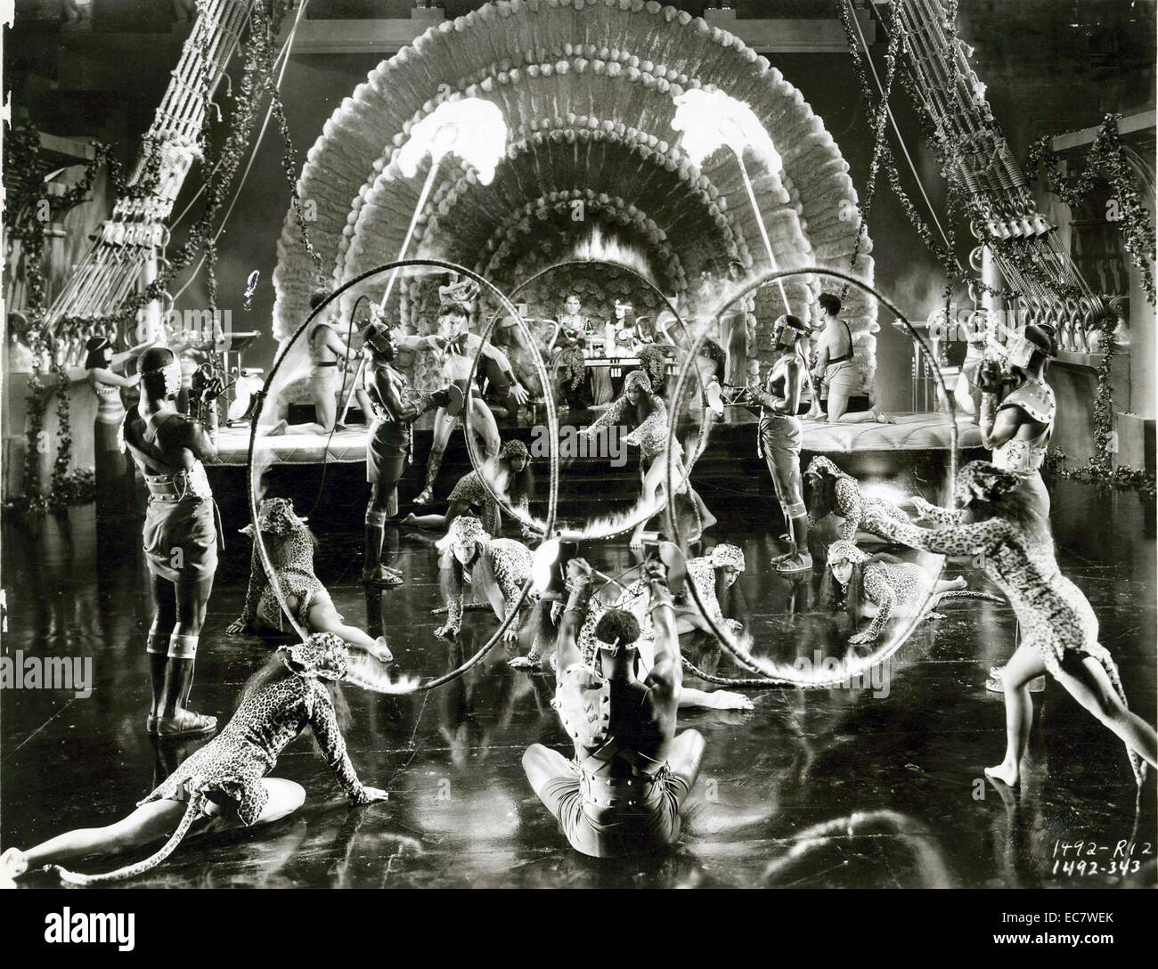 Kleopatra, 1917, war ein US-amerikanischer Silent historisches Drama Film basierend auf h.s Rider Haggard 1889 Roman Kleopatra und die spielt, cleopatre von Émile Moreau und Victorien Sardou und William Shakespeares Antonius und Cleopatra. Der Film starred Theda Bara in der Titelrolle, Fritz Leiber, Sr. als Julius Cäsar und Thurston Hall gespielt Marcus Antonius. Stockfoto