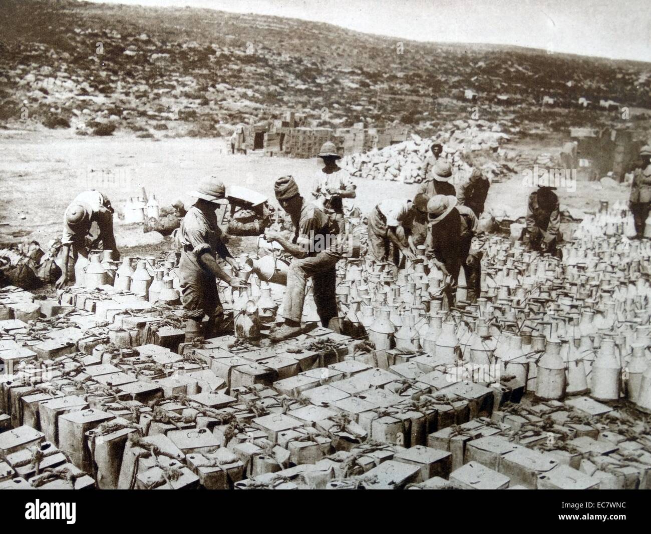 Dosen mit gefiltertem Wasser ist für das Mittelmeer Expeditionskorps geladen während der Schlacht von Gallipoli. Stockfoto