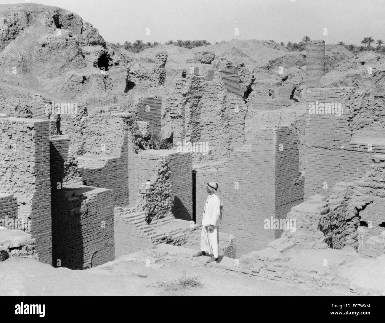 Irak. Babylon, "die große." Verschiedene Sichten auf die verfallenen Ruinen. Ischtar-Tor. Nahaufnahme einer der Wände mit einem Basrelief Stockfoto