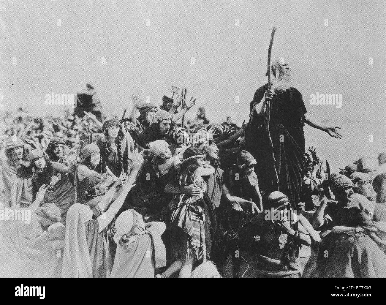 Die zehn Gebote (1923) Die Geschichte von Moses die Juden aus Ägypten in das Versprochene Land, sein Erhalt der Tabletten und die Anbetung des goldenen Kalbes. Regisseur: Cecil B DeMille. Starring: Theodore Roberts, Charles De Roche, Estelle Taylor Stockfoto