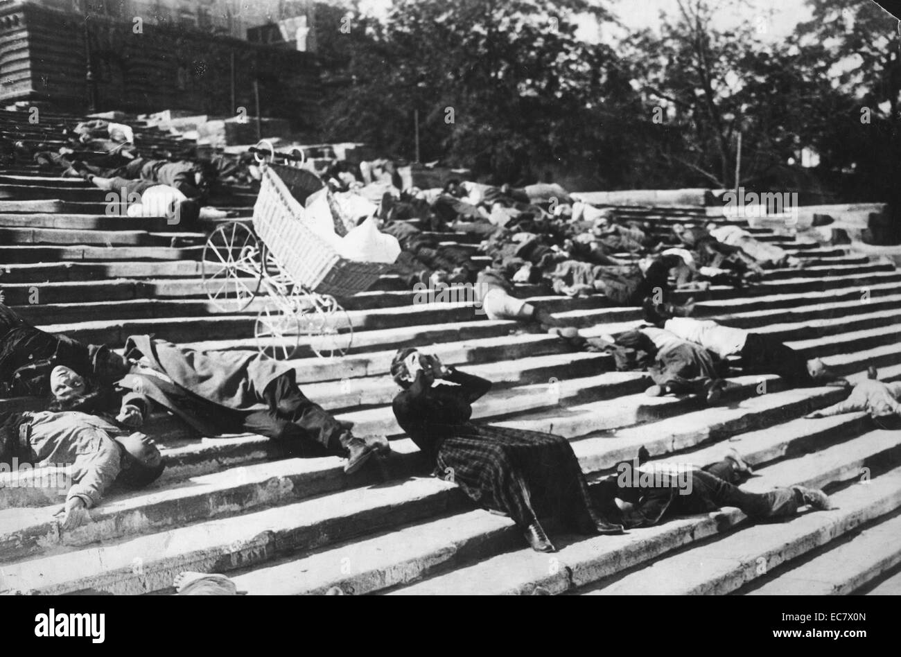Panzerkreuzer Potemkin, ist ein 1925 silent Film unter der Regie von Sergej Eisenstein. Es stellt eine dramatisierte Version der Meuterei, im Jahre 1905, wenn die Besatzung des russischen Panzerkreuzer Potemkin gegen ihre Offiziere des zaristischen Regimes rebellierte aufgetreten Stockfoto