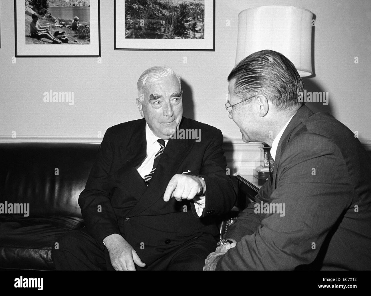 Robert Menzies und Robert McNamara. Menzies war der australische Premierminister, die seit über 18 Jahren machen ihn das Land der dienstälteste Ministerpräsident serviert. McNamara war die US-Verteidigungsminister für John F. Kennedy und Lyndon B. Johnson. Er ist der dienstälteste der Verteidigungsminister. Stockfoto