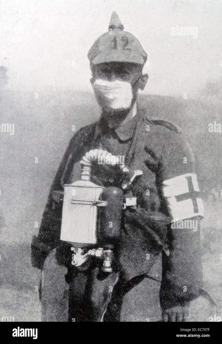 Erster Weltkrieg Soldat trägt eine Gasmaske. 1914 Stockfoto