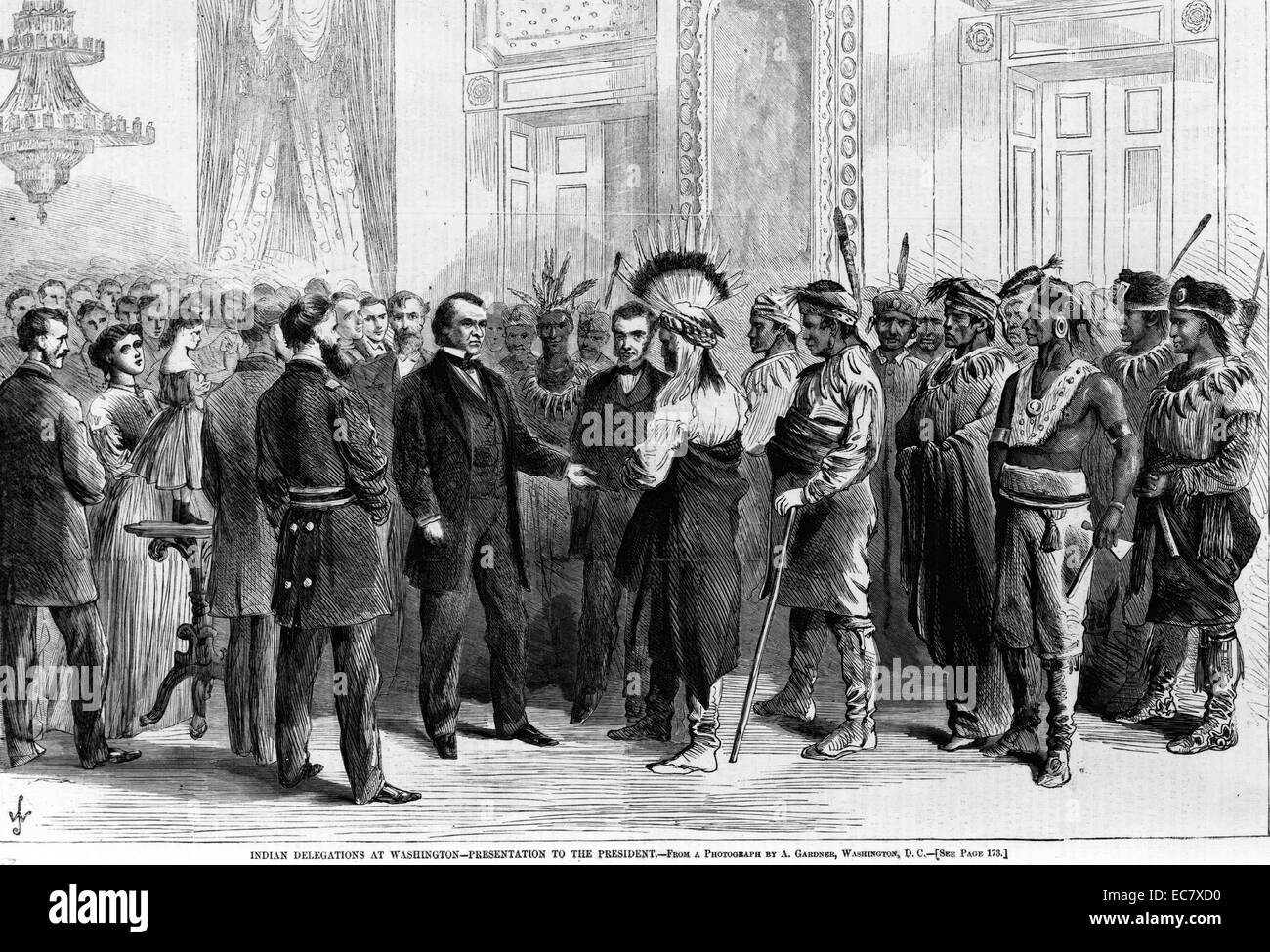 Indische Delegation in Washington -- Präsentation des Präsidenten. Drucken zeigt Mitglieder der Yankton, Santee Sioux (Dakota) und Oberen Missouri Sioux Stämme mit Präsident Andrew Johnson und andere an einem Empfang im East Room des Weißen Hauses. Stockfoto