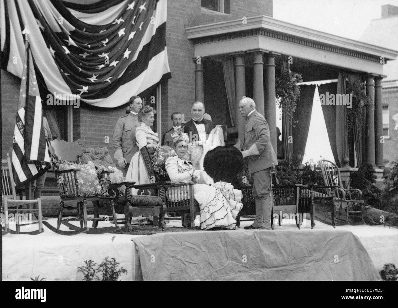 Präsident und Frau McKinley auf der Überprüfung stand auf Plattsburgh Kasernen, N.Y. McKinley (1843-1901) war der 25. Präsident der Vereinigten Staaten und führte die Nation zum Sieg im spanisch-amerikanischen Krieg, Schutzzölle der amerikanischen Industrie zu fördern, und hielt die Nation auf dem Gold Standard in einer Ablehnung der inflationären Vorschläge. Stockfoto