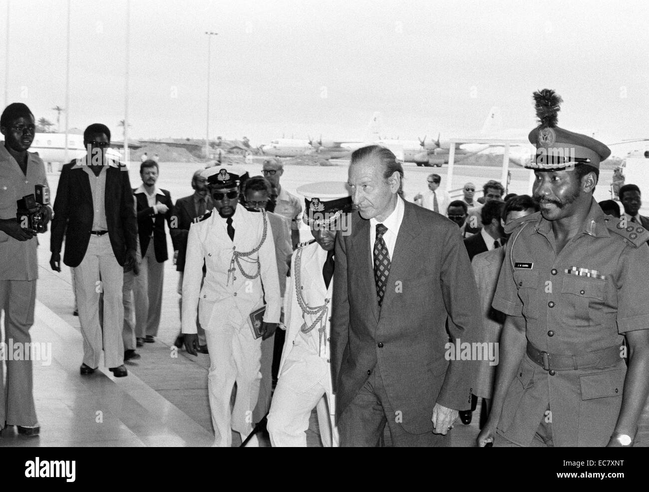 Generalsekretär Kurt Waldheim in Lagos Flughafen ankommen;   Nigeria mit Außenminister Joseph Garba (rechts) 1977 Stockfoto