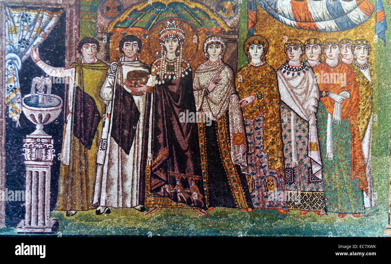 Die Kaiserin Theodora, (Frau von Justinian 1) und Assistenten, 6. Jahrhundert Mosaik, von der Basilika von San Vitale, Ravenna. Das Mausoleum der Galla Placidia war die Arbeit des Adels, das Baptisterium und der Klerus. Ein Jahrhundert später, unter Justinian, die Kirche von San Vitale gebaut wurde. Stockfoto