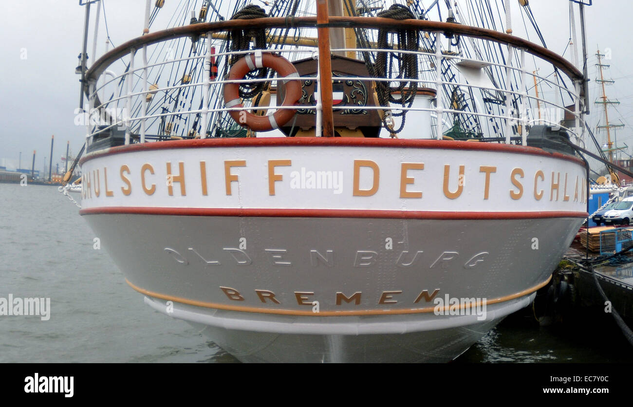 Die "Schulschiff Deutschland" (lit.-Schulschiff Deutschland) angedockt an einem BVT (Brenn-Und Verformtechnik Bremen GmbH) Pier in Bremerhaven, Deutschland, 10. Dezember 2014. Verschieben das Schiff an den Anker-Standort in Bremen-Lesum musste wegen starker Winde verschoben werden. Foto: Carmen Jaspersen/dpa Stockfoto