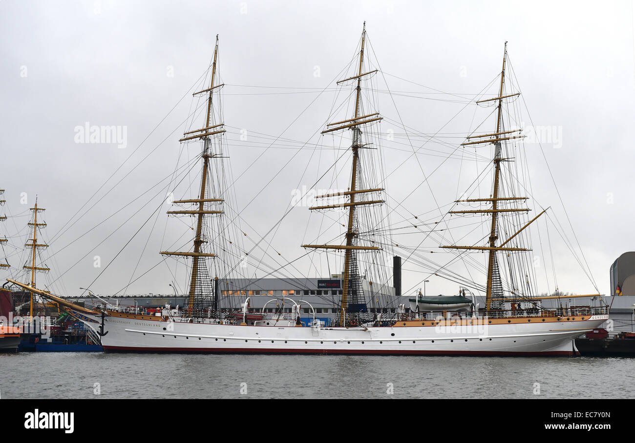 Bremerhaven, Deutschland. 10. Dezember 2014. Die "Schulschiff Deutschland" (lit.-Schulschiff Deutschland) angedockt an einem BVT (Brenn-Und Verformtechnik Bremen GmbH) Werft Pier in Bremerhaven, Deutschland, 10. Dezember 2014. Verschieben das Schiff an den Anker-Standort in Bremen-Lesum musste wegen starker Winde verschoben werden. Foto: Carmen Jaspersen/Dpa/Alamy Live News Stockfoto