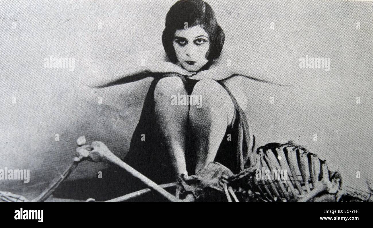 Theda Bara (1885-1955) und das Skelett eines ihrer Opfer aus dem Jahr 1915 film A Fool gab Stockfoto