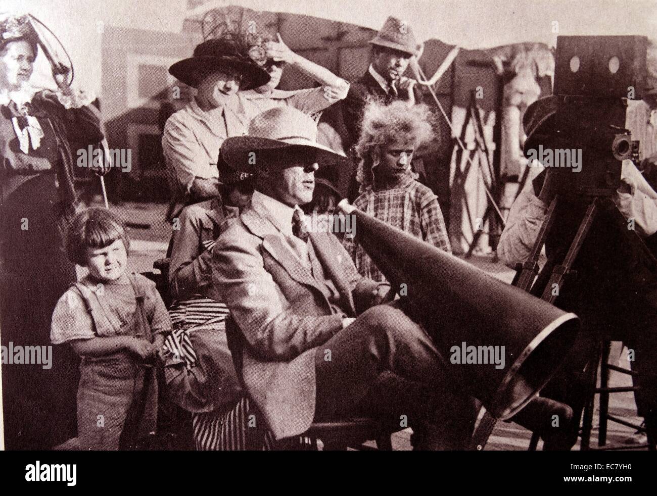 Die formlosigkeit der frühen Filmproduktion casual Dropper-in gefördert. Der junge Griffiths rechts ist Ben Alexander von 'Dragnet' Ruhm. Stockfoto