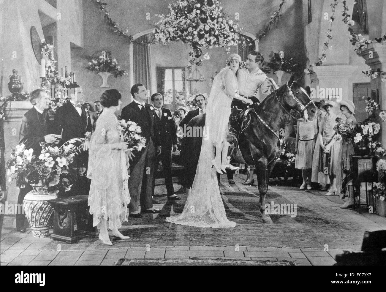 Tom Mix, ein Lochinvar der Ebenen, schnappt sich Billie Dove von ihrer Hochzeit in "The Lucky Horseshoe, 1925. Stockfoto