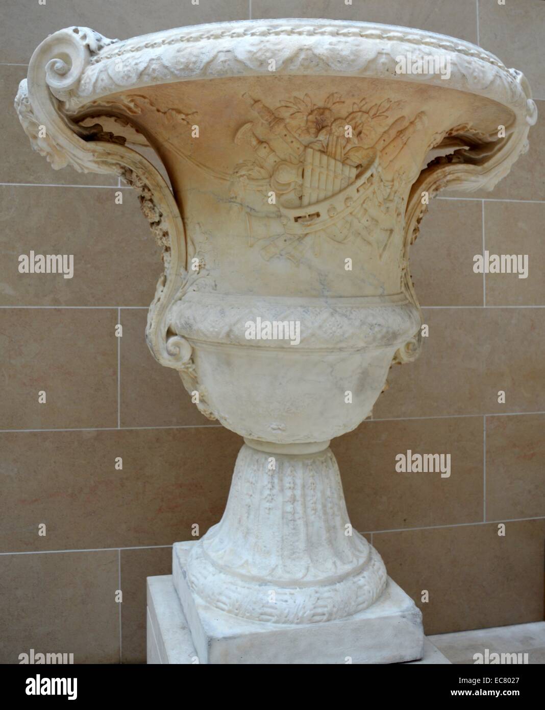 Vase aus Carrara-Marmor dekoriert mit Trophäen von Musikinstrumenten gemacht Stockfoto