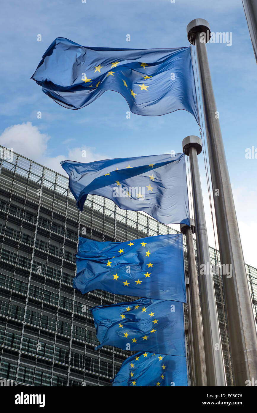 Europäische Union Flaggen vor dem Berlaymont-Gebäude (Europäische Kommission) in Brüssel, Belgien. Stockfoto