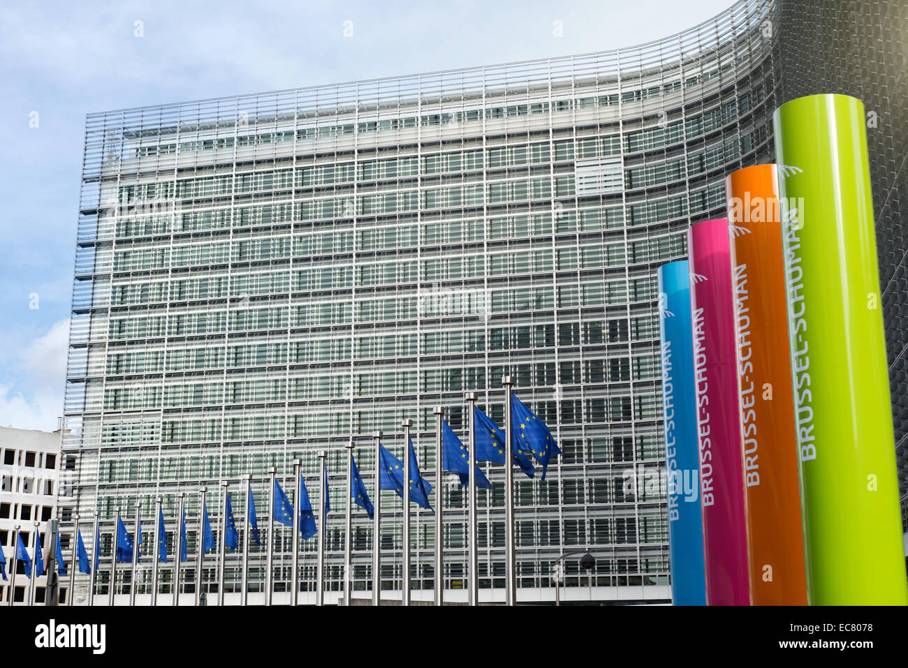 Brüssel, Belgien – 24. Februar 2014: Foto der Europäischen Union Fahnen vor dem Berlaymont-Gebäude (Europäische Kommission) Stockfoto