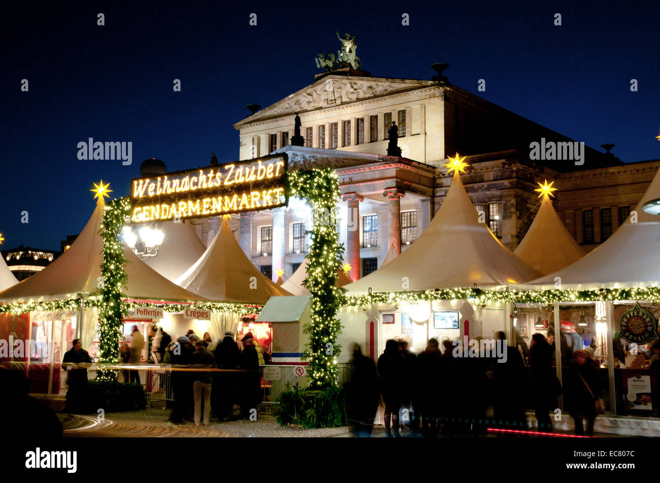 Eingang zum deutschen Weihnachtsmarkt am Gendarmenmarkt, Berlin Stockfoto