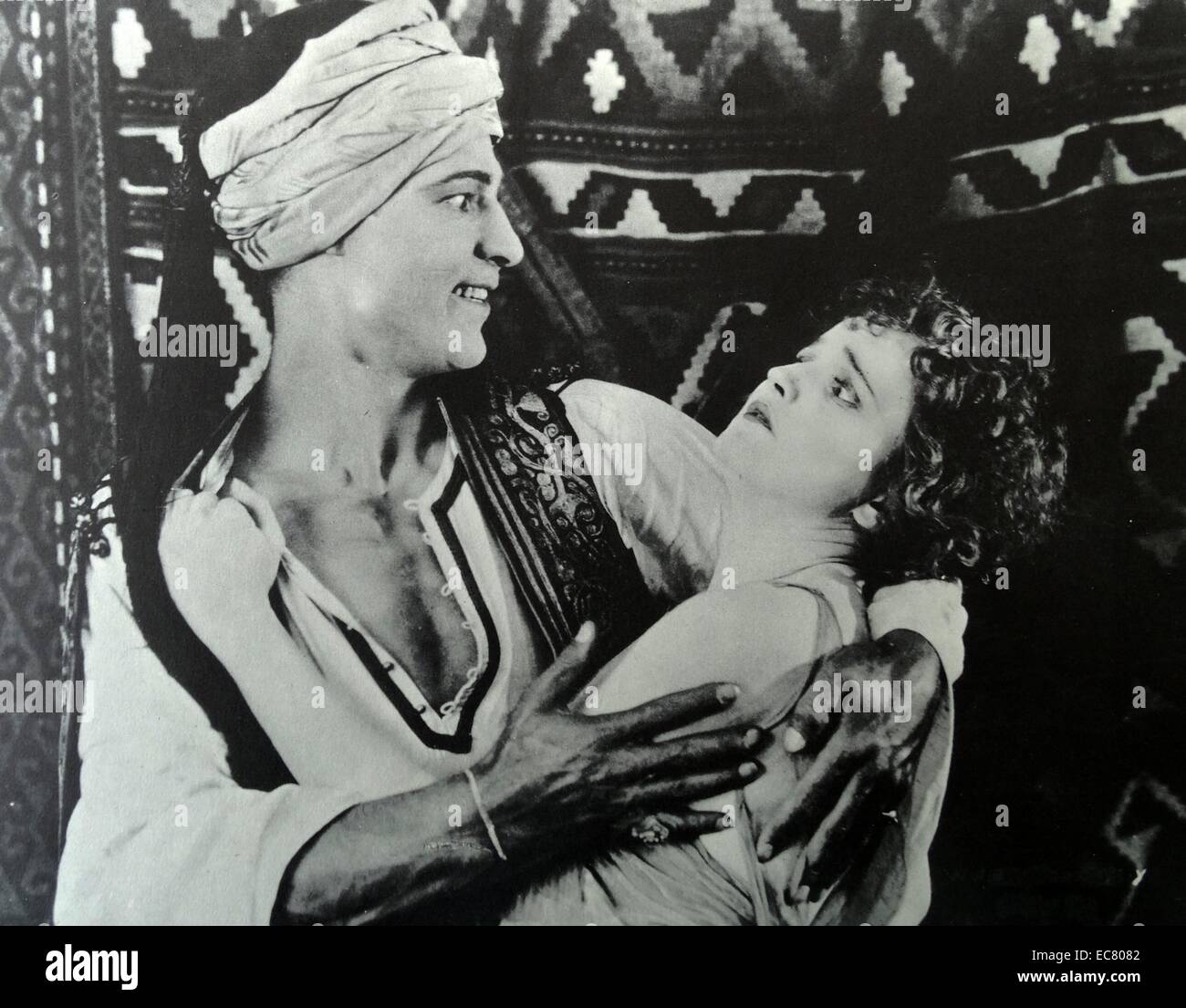 Der Scheich ist ein 1921 amerikanische stillen romantischen Drama Film produziert von berühmten Spieler-Lasky, unter der Regie von George Melford und mit Rudolph Valentino, Agnes Ayres und Adolphe Menjou. Stockfoto