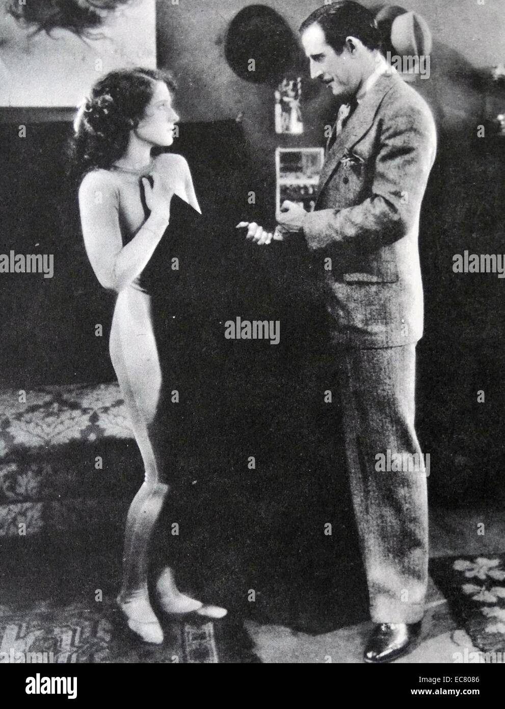 Des Teufels Circus, 1926. Nur ein Mantel steht zwischen Norma Shearer und das Schicksal dachte, schlimmer als der Tod, aber manchmal besser als Verhungern. John miljan ist des Teufels Advokat hier. Stockfoto