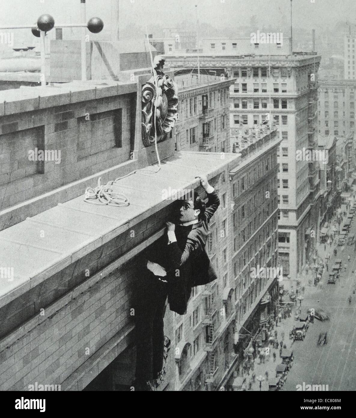 Sicherheit die Letzten, 1923. Lloyd's berühmten spine-chilling 'human Fly' Stunt war ohne doppelte oder Trick Fotografie und mit nur einem Netz zwischen ihm und der Straße getan. Stockfoto