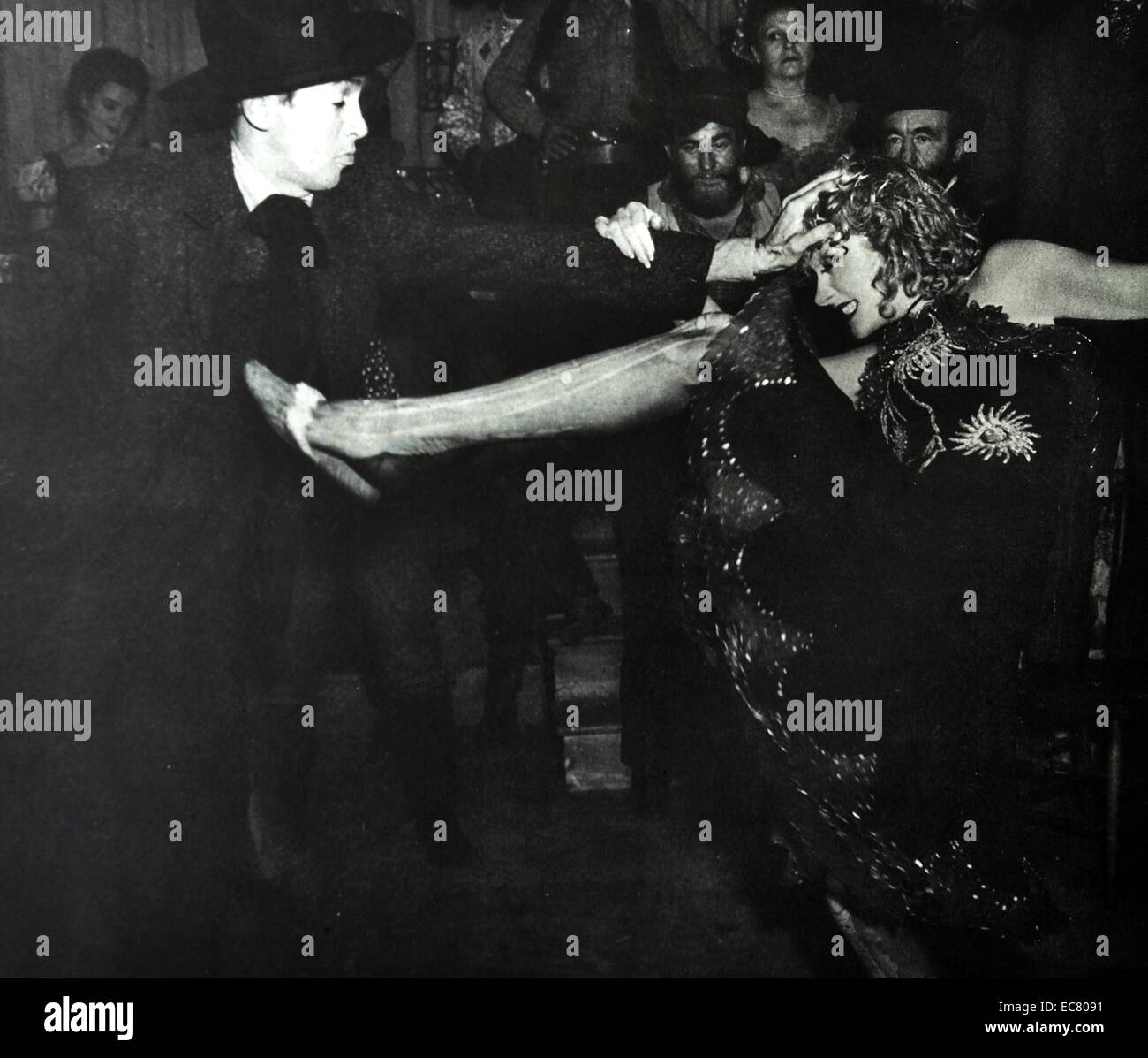 Destry Rides wieder 1939. Die typumwandlung von James Stewart als gewaltfreie Sheriff und Marlene Dietrich als einen sehr heftigen Limousine songstress dieses alten Tom Mix Fahrzeug in einer subtilen Burleske auf Western gedreht, und gerettet Miss Dietrich's zappelnden Karriere. Stockfoto